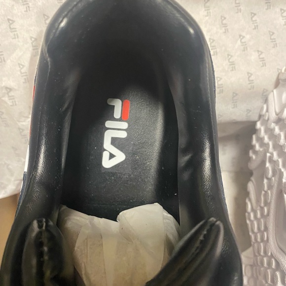 MENS FILA Headline sneaker. Tried on but never worn size 11 (US) - Picture 4 of 7